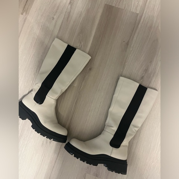 White leather boots - Picture 2 of 5